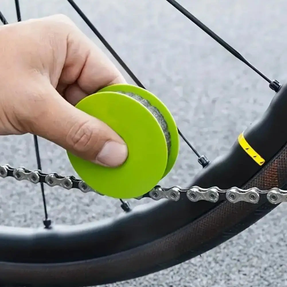 Bicycle chain oiling tool, lubrication and maintenance device, chain roller type chain oiling device